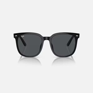 Ray-Ban Classic Black Sunglasses- Unisex
Case and accessories